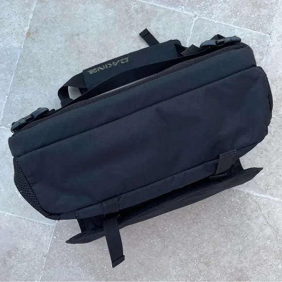 DAKINE 🚴 Black Messenger/Laptop On-the-Go Bag (Large)